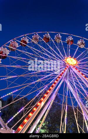 Riesenrad auf einem Jahrmarkt am Abend, Linz, Oesterreich, Foto Stock