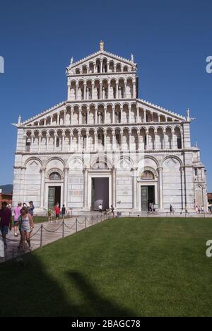 Cattedrale di nostra Signora dell'Assunzione di Pisa, in una bella estate e giornata di sole. Su Piazza dei Miracoli, antico monumento romano Foto Stock