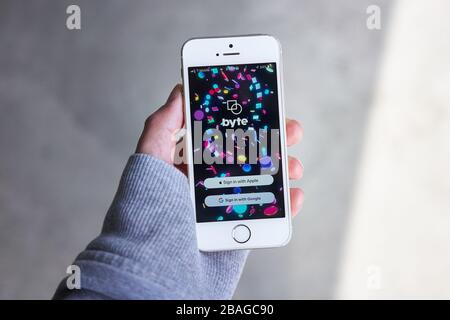 La schermata di accesso dell'app mobile del successore di Vine byte viene visualizzata su uno smartphone. L'app consente agli utenti di girare e caricare video in loop di sei secondi. Foto Stock