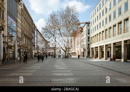 Baviera-Mucnich-Germania, 20. März 2020: Poche persone camminano su Kaufingerstrasse a Monaco, che è di solito affollata, ma rimane vuota a causa del nuovo coro Foto Stock