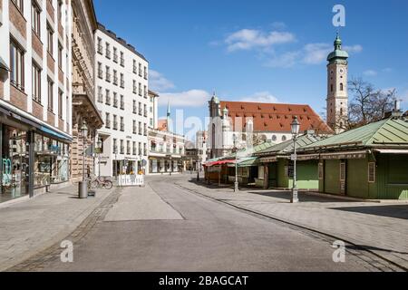 Baviera-Monaco-Germania, 22. März 2020: Strade vuote al Viktualienmarkt di Monaco a causa della chiusura a causa del virus corona Foto Stock