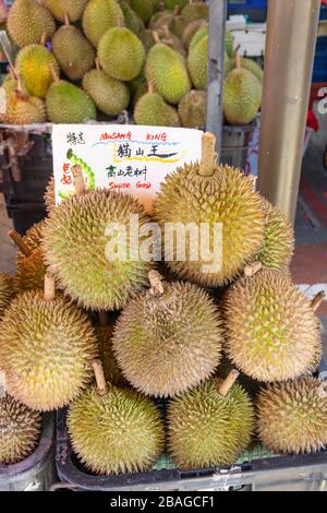 Frutta Durian in vendita su stallo, Temple Street, Chinatown, zona centrale, Repubblica di Singapore Foto Stock