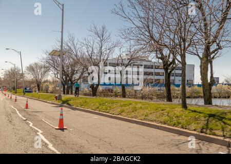 Le persone in auto aspettano in linea per essere testati per il virus Corona al Secaucus New Jersey Covid-19 Testing Site. Foto Stock