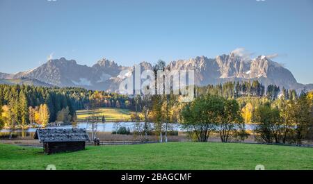 Il lago Schwarzsee vicino a Kitzbühel è un lago di brughiera con acque scure che raggiungono temperature di 27°C in estate, rendendolo il lago più caldo del Tirolo Foto Stock