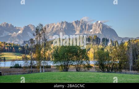 Il lago Schwarzsee vicino a Kitzbühel è un lago di brughiera con acque scure che raggiungono temperature di 27°C in estate, rendendolo il lago più caldo del Tirolo Foto Stock