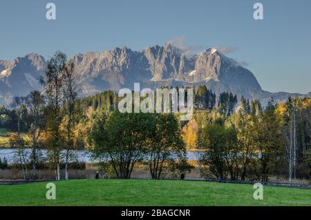 Il lago Schwarzsee vicino a Kitzbühel è un lago di brughiera con acque scure che raggiungono temperature di 27°C in estate, rendendolo il lago più caldo del Tirolo Foto Stock