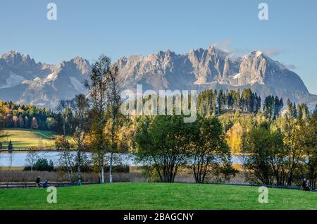 Il lago Schwarzsee vicino a Kitzbühel è un lago di brughiera con acque scure che raggiungono temperature di 27°C in estate, rendendolo il lago più caldo del Tirolo Foto Stock