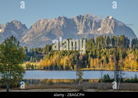 Il lago Schwarzsee vicino a Kitzbühel è un lago di brughiera con acque scure che raggiungono temperature di 27°C in estate, rendendolo il lago più caldo del Tirolo Foto Stock