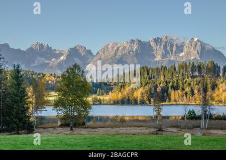 Il lago Schwarzsee vicino a Kitzbühel è un lago di brughiera con acque scure che raggiungono temperature di 27°C in estate, rendendolo il lago più caldo del Tirolo Foto Stock