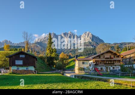 Il lago Schwarzsee vicino a Kitzbühel è un lago di brughiera con acque scure che raggiungono temperature di 27°C in estate, rendendolo il lago più caldo del Tirolo Foto Stock