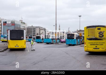 I team affiliati al comune metropolitano di Istanbul svolgono le loro attività di disinfezione a causa del coronavirus negli autobus di Kadikoy Foto Stock