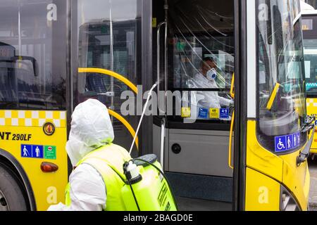 I team affiliati al comune metropolitano di Istanbul svolgono le loro attività di disinfezione a causa del coronavirus negli autobus di Kadikoy Foto Stock