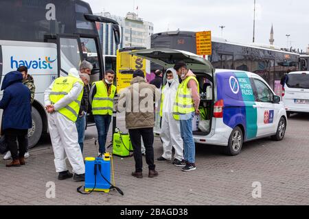 I team affiliati al comune metropolitano di Istanbul svolgono le loro attività di disinfezione a causa del coronavirus negli autobus di Kadikoy Foto Stock