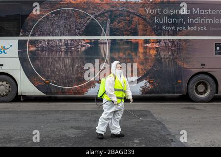 I team affiliati al comune metropolitano di Istanbul svolgono le loro attività di disinfezione a causa del coronavirus negli autobus di Kadikoy Foto Stock