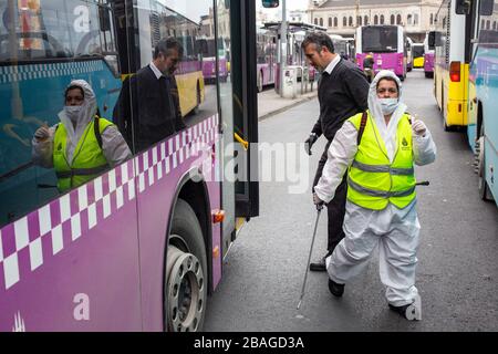 I team affiliati al comune metropolitano di Istanbul svolgono le loro attività di disinfezione a causa del coronavirus negli autobus di Kadikoy Foto Stock