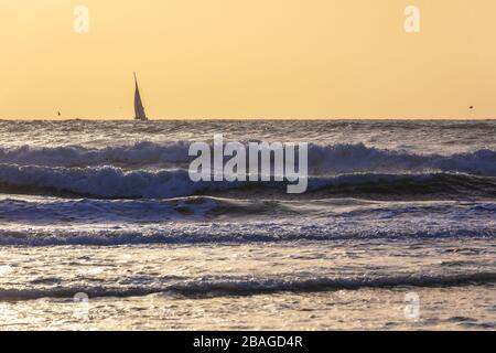 Barche a vela in un mare tempestoso Foto Stock