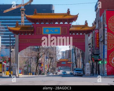 Montreal, Quebec, Canada. 27 marzo 2020. Le strade del centro di Montreal sono vuote a causa della crisi sanitaria causata dal coronavirus. I negozi sono clo Foto Stock