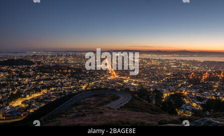 Vista grandangolare dello skyline di San Francisco al tramonto Foto Stock