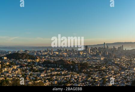 Centro di San Francisco con nebbia durante l'alba e Blue Skies Foto Stock