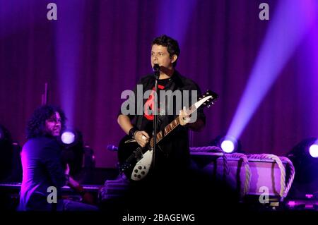 Alejandro Sanz durante su concierto en el Poliforum de Leon Guanajuato,15 ottobre 2013. (*Foto:TiradorTercero/NortePhoto*) Foto Stock