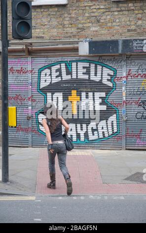 Credete nel murale dello Spraycan a Londra Foto Stock