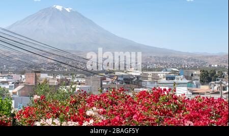 Vulcano misti ad Arequipa, Perù dal punto di vista Yanahuara Foto Stock