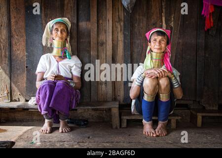 Loikaw, Myanmar; 2 novembre 2015: Donna Padaung tradizionale dal Myanmar. Giraffe donna Foto Stock