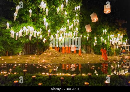 Chiang mai, Thailandia; 10 novembre 2016: Giovani monaci buddisti in attività religiose il giorno di Visakha Puja al tempio Wat Pan Tao, il commem celebrazione Foto Stock