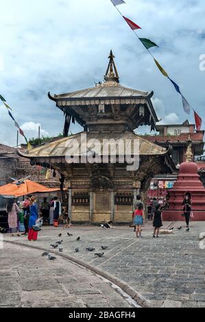 Pellegrini non identificati al Monastero di Swayambhunath Stupa o al tempio delle scimmie - Valle di Kathmandu, Nepal - un sito dichiarato dall'UNESCO Foto Stock