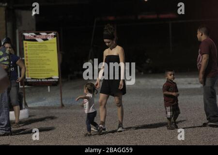 EXCLUSIVO PAPAPARAZZI El attore Diego Luna y Camila Sodi pasaron una tarde con sus dos hijos Jerónimo y Fiona durante un domingo de descanso luego de se Foto Stock