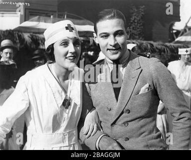 CARMEL MYERS e RUDOLPH VALENTINO in set location candid durante le riprese di UNA SENSAZIONE SOCIALE 1918 registi EDMUND MMORTIMER e PAUL POWELL Bluebird Photoplays / Universal Film Manufacturing Company Foto Stock