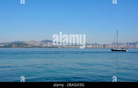 La riva dell'Istanbul asiatica visto da Buyukada, una delle isole dei principi, chiamata anche Adalar, nel mare di Marmara al largo della costa di Istanbul Foto Stock