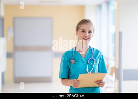 Ritratto di una giovane infermiera femminile in ospedale Foto Stock