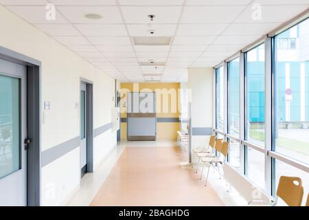 Scatto di un corridoio vuoto di un ospedale moderno Foto Stock