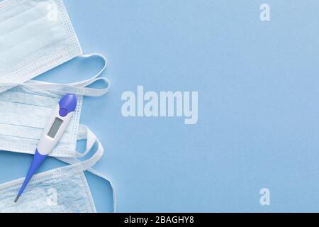 Maschere chirurgiche con termometro blu Foto Stock