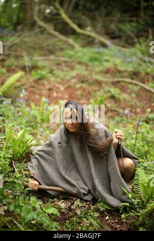 Agosto 2015 - Donna selvaggia nei boschi Foto Stock