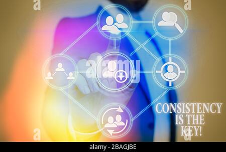 La scrittura della nota mostra la coerenza è la chiave. Il concetto di business per rompendo le cattive abitudini e formare buoni Foto Stock
