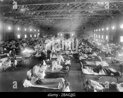 1918 pandemia influenzale, influenza spagnola. Soldati di Fort Riley, Kansas, malati di influenza spagnola in un reparto ospedaliero a Camp Funston ospedale di emergenza durante l'epidemia di influenza, Camp Funston, Kansas. 1918 Foto Stock