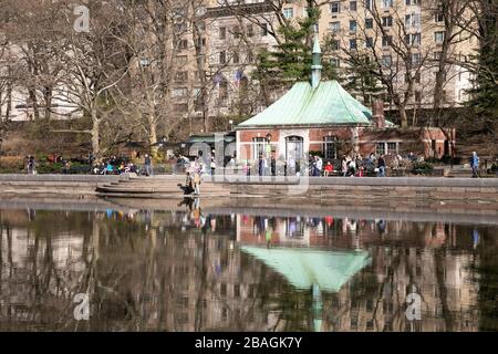 Conservatory Pond a Central Park, New York City. Foto Stock