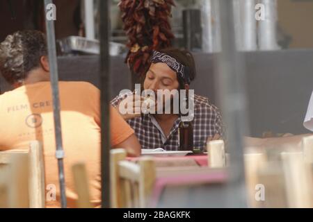 Diego luna comiendo tacos y bebiendo en una comida durante una fiesta privada en restaurante mexicano en Hemotillo sonora acompañado con el directo Foto Stock