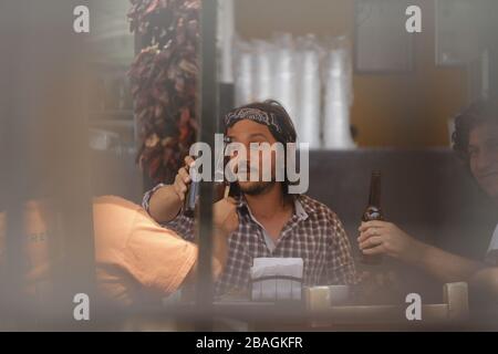 Diego luna comiendo tacos y bebiendo en una comida durante una fiesta privada en restaurante mexicano en Hemotillo sonora acompañado con el directo Foto Stock