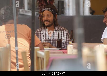Diego luna comiendo tacos y bebiendo en una comida durante una fiesta privada en restaurante mexicano en Hemotillo sonora acompañado con el directo Foto Stock