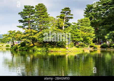 Vista dello stagno di Kasumi nel giardino di Kenrokuen in una giornata estiva soleggiata, Kanazawa, Giappone Foto Stock