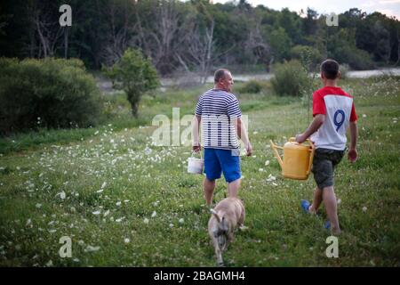 Partenza per andare a pesca da un fiume in Croazia rurale Foto Stock