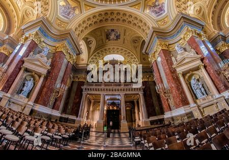 Interno della Basilica di Santo Stefano, Cattedrale di Budapest, Ungheria. L'organo riccamente decorato nel mezzo. Foto Stock