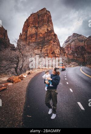 Una donna con un bambino cammina nel Parco Nazionale di Zion, Utah Foto Stock