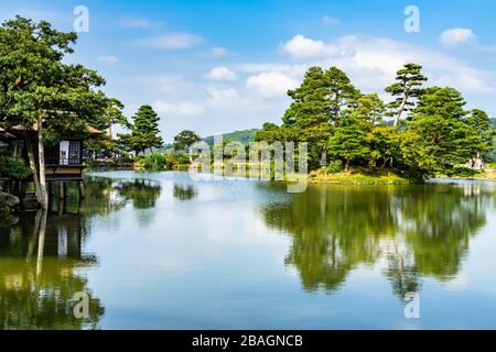 Vista dello stagno di Kasumi nel giardino di Kenrokuen nella soleggiata giornata estiva, Kanazawa, Giappone Foto Stock