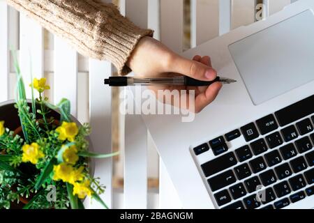 Mano che raccoglie una penna nera in ufficio. Concetto di penna nera. Foto Stock