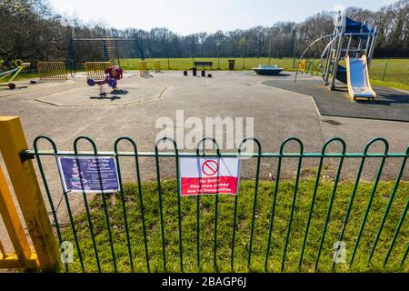 Cartello su ringhiera di un parco giochi per bambini in un parco: Nessun ingresso; area giochi chiusa a causa di Coronavirus: St John's Lye, Woking, Surrey, se Inghilterra Foto Stock