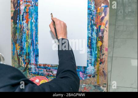 ragazza dipinge una foto in olio Foto Stock